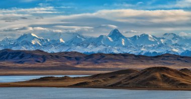 Kuzey Tien Shan sıradağları ve Khan Tengri zirvesi güneydoğu Kazakistan 'da bulutlu bir gökyüzünün altında.