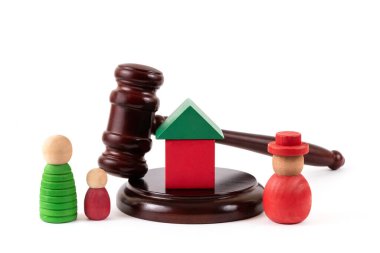 Aile boşanması ve hakimin tokmağı ve insan figürleriyle mal paylaşımı hakkında kavramsal bir plan.