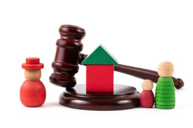 Aile boşanması ve hakimin tokmağı ve insan figürleriyle mal paylaşımı hakkında kavramsal bir plan.