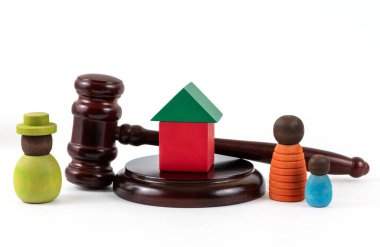 Aile boşanması ve hakimin tokmağı ve insan figürleriyle mal paylaşımı hakkında kavramsal bir plan.