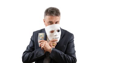 Elinde 100 dolarlık banknot ve beyaz maske tutan orta yaşlı bir iş adamı.