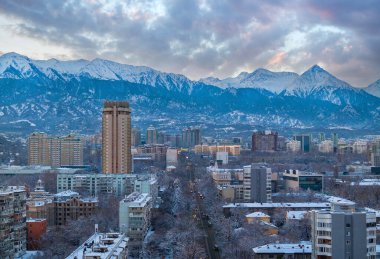 Bir kış sabahı güneş doğmadan önce Kazak şehri Almaty 'nin merkezinin insansız hava aracı görüntüsü..