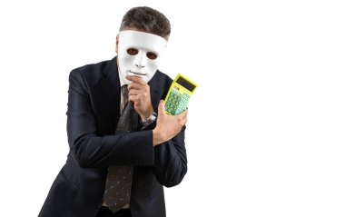 Takım elbiseli orta yaşlı bir adam elinde beyaz bir maske ve hesap makinesi tutuyor.