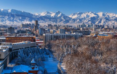 Karlı bir kış sabahı Kazak şehri Almaty 'nin merkez kısmının hava görüntüsü..