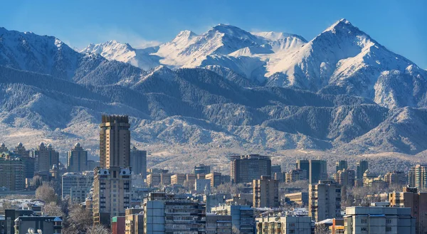 Karlı bir kış sabahı Kazak şehri Almaty 'nin merkez kısmının hava görüntüsü..