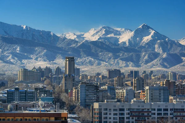 Karlı bir kış sabahı Kazak şehri Almaty 'nin merkez kısmının hava görüntüsü..