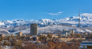 Kazakistan, Almaty 'nin merkez kısmının insansız hava aracı görüntüsü. Trans-Ili Alatau Dağları' nın tepesindeki Kazakistan Oteli.