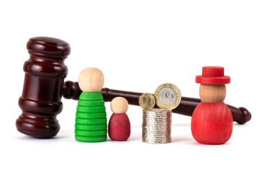 Bir çocuklu, yargıç tokmağı ve 1 ve 100 Kazakistanlı sembolik aile figürlerinin yer aldığı bir aile boşanmasının kavramsal hikayesi..