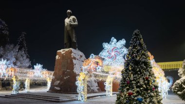 Büyük Kazak filozof ve şair Abai 'nin bir anıtı, bir kış gecesi Almaty' nin şehir meydanında duruyor..