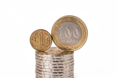 1 ve 100 Kazakistan madeni parası.