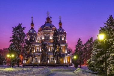 1907 'de inşa edilen, Kazak şehri Almaty' deki eşsiz ahşap Ortodoks Yükseliş Katedrali bir kış akşamında inşa edildi.