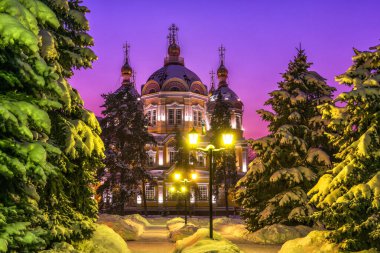 1907 'de inşa edilen, Kazak şehri Almaty' deki eşsiz ahşap Ortodoks Yükseliş Katedrali bir kış akşamında inşa edildi.