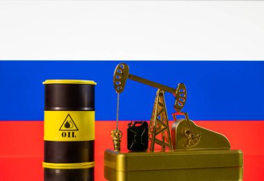 Rusya Federasyonu bayrağının arka planında altın bir petrol pompası