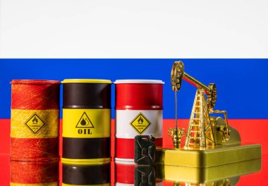 Rusya Federasyonu bayrağının arka planında altın bir petrol pompası