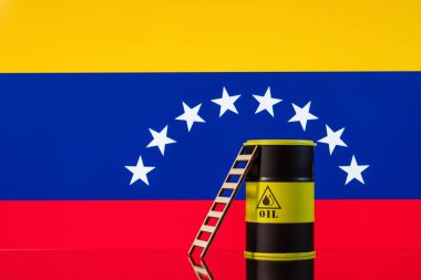 Venezuela bayrağının arka planına karşı petrol ürünleri için bir demir varil..