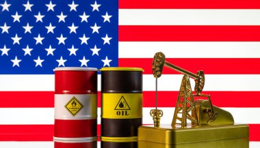 Amerikan bayrağının arka planında altın bir petrol pompası