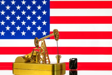 Amerikan bayrağının arka planında altın bir petrol pompası