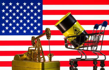 Amerikan bayrağının arka planında altın bir petrol pompası