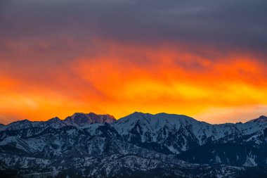Trans-Ili Alatau Dağları 'nın üzerinde, Almaty, Kazakistan yakınlarındaki Talgar Zirvesi' nin olduğu pitoresk bir şafak..