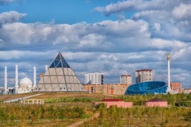 Astana, Kazakistan 'ın başkenti, bulutlu bir sonbahar gününde.