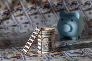 100 dolarlık banknotların önünde merdiveni olan 1 dolarlık banknot yığını.