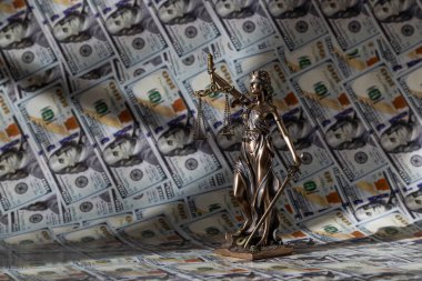 Themis 'in rakamı 100 dolarlık banknotların arka planına karşı.
