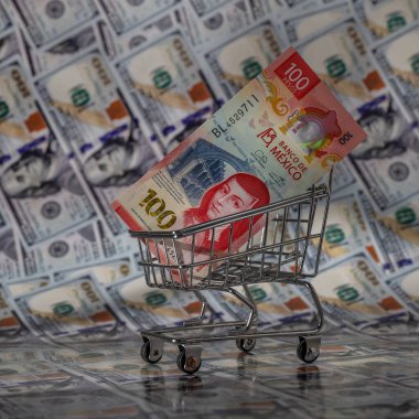 100 Meksika pezosu süpermarket alışveriş arabasının arka planında 100 dolar banknot var.
