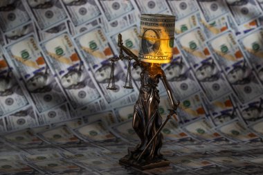 Themis 'in rakamı 100 dolarlık banknotların arka planına karşı.