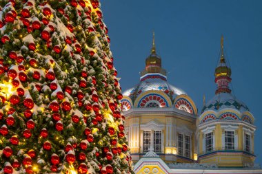 1907 'de Kazak şehri Almaty' de inşa edilen ahşap Ortodoks Yükseliş Katedrali 'nin kubbelerine karşı süslü bir Noel ağacının bir parçası..