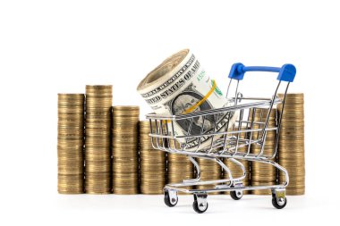 Beyaz arka planda 1 dolarlık banknotlar ve yığınla bozuk para.