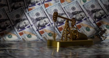 100 dolarlık banknotların arka planına karşı altın bir petrol pompası.