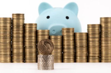 Beyaz arka planda 1 dolar ve yığınla bozuk para.