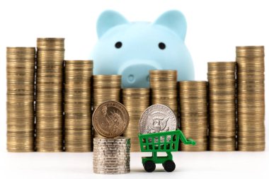 1 dolar 50 sent sikkeler, minyatür bir süpermarket alışveriş arabası ve yığınla bozuk para.