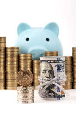 100 dolar, 1 dolar ve beyaz arka planda yığınla bozuk para.