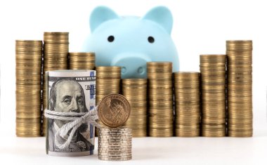 100 dolar, 1 dolar ve beyaz arka planda yığınla bozuk para.