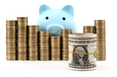 Beyaz arka planda 1 dolarlık banknotlar ve yığınla bozuk para.