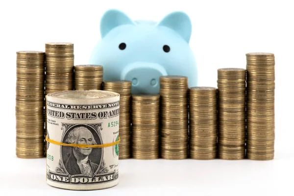 Beyaz arka planda 1 dolarlık banknotlar ve yığınla bozuk para.