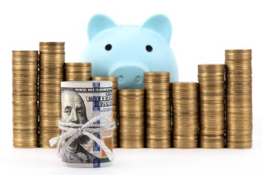 Beyaz arka planda 100 dolar ve yığınla bozuk para.