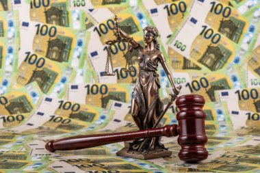 Themis 'in rakamı 100 avroluk banknotların arka planına karşı