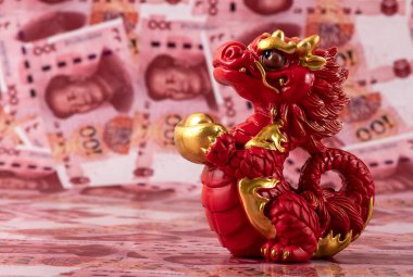 Sembolik bir Çin ejderhası figürü. Bilgelik, güç, uzun yaşam ve güç sembolü. 100 Çin yuan banknotunun arka planına karşı iyi şans ve refah getiriyor..
