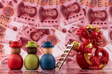 Sembolik bir Çin ejderhası figürü. Bilgelik, güç, uzun yaşam ve güç sembolü. 100 Çin yuan banknotunun arka planına karşı iyi şans ve refah getiriyor..