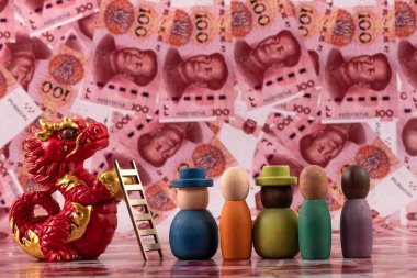 Sembolik bir Çin ejderhası figürü. Bilgelik, güç, uzun yaşam ve güç sembolü. 100 Çin yuan banknotunun arka planına karşı iyi şans ve refah getiriyor..