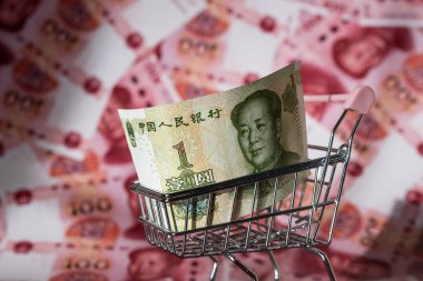 Minyatür bir süpermarket alışveriş arabasında 100 Yuan 'lık bir Çin banknotu.