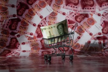 Minyatür bir süpermarket alışveriş arabasında 100 Yuan 'lık bir Çin banknotu.