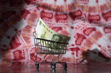 Minyatür bir süpermarket alışveriş arabasında 100 Yuan 'lık bir Çin banknotu.