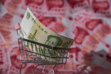 Minyatür bir süpermarket alışveriş arabasında 100 Yuan 'lık bir Çin banknotu.
