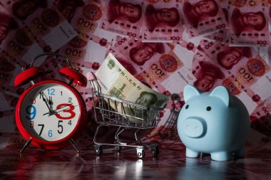 Minyatür bir süpermarket alışveriş arabasında 100 Yuan 'lık bir Çin banknotu.