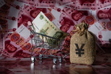 Minyatür bir süpermarket alışveriş arabasında 100 Yuan 'lık bir Çin banknotu.