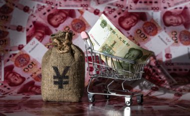Minyatür bir süpermarket alışveriş arabasında 100 Yuan 'lık bir Çin banknotu.