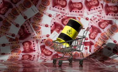 100 Çin yuan banknotunun arka planına karşı bir varil petrol.